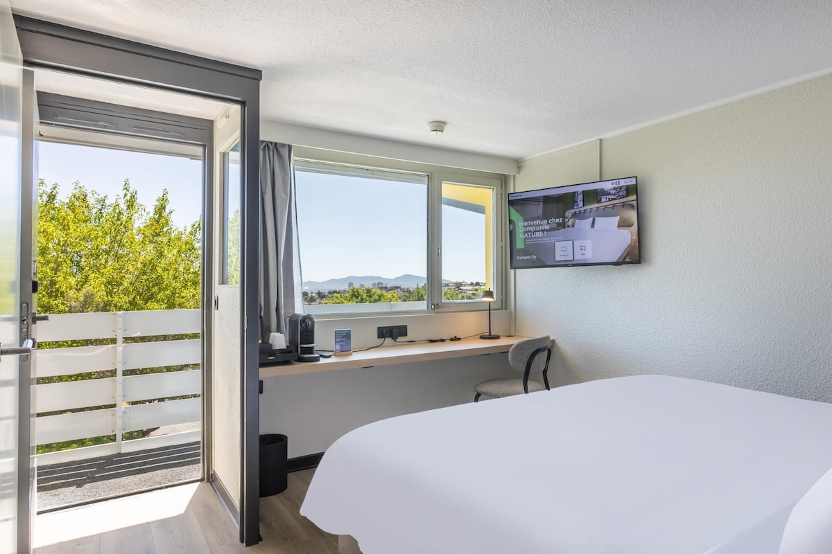 Superior Room, 1 King Bed | Premium bedding, desk, soundproofing, iron/ironing board (on request)
