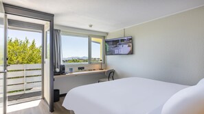 Rom – superior, 1 kingsize-seng | Sengetøy av topp kvalitet, skrivebord, lydisolert og strykejern/-brett