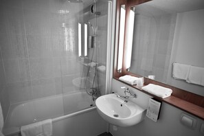 Kombinasi shower/bathtub dan bathtub besar