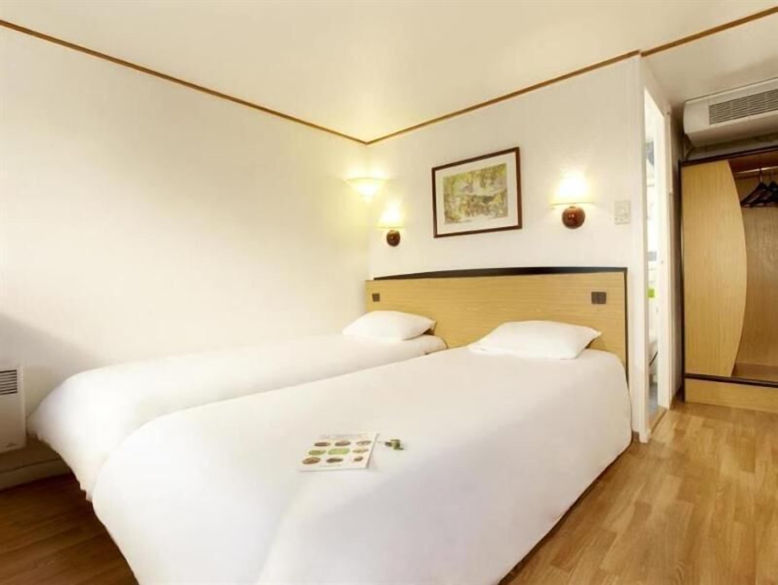 Desk, soundproofing, iron/ironing board, free cots/infant beds