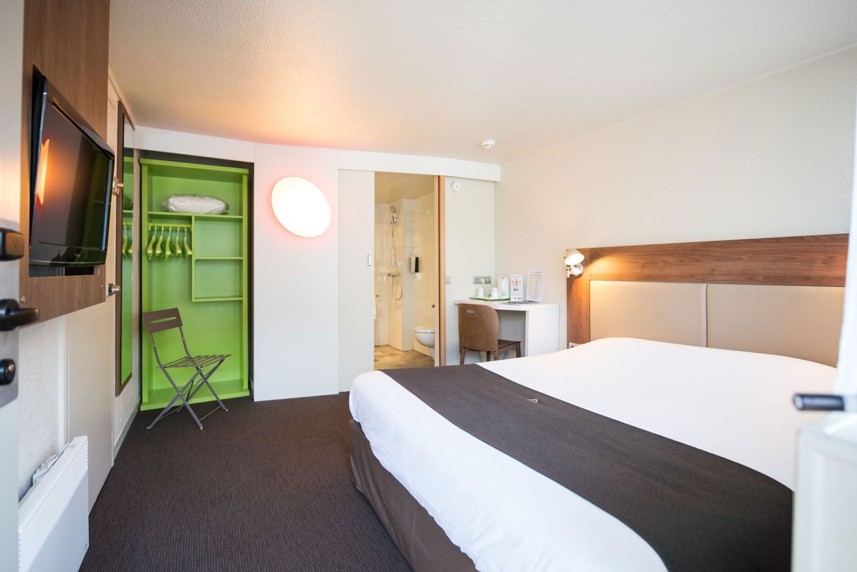 Desk, soundproofing, iron/ironing board, free cots/infant beds