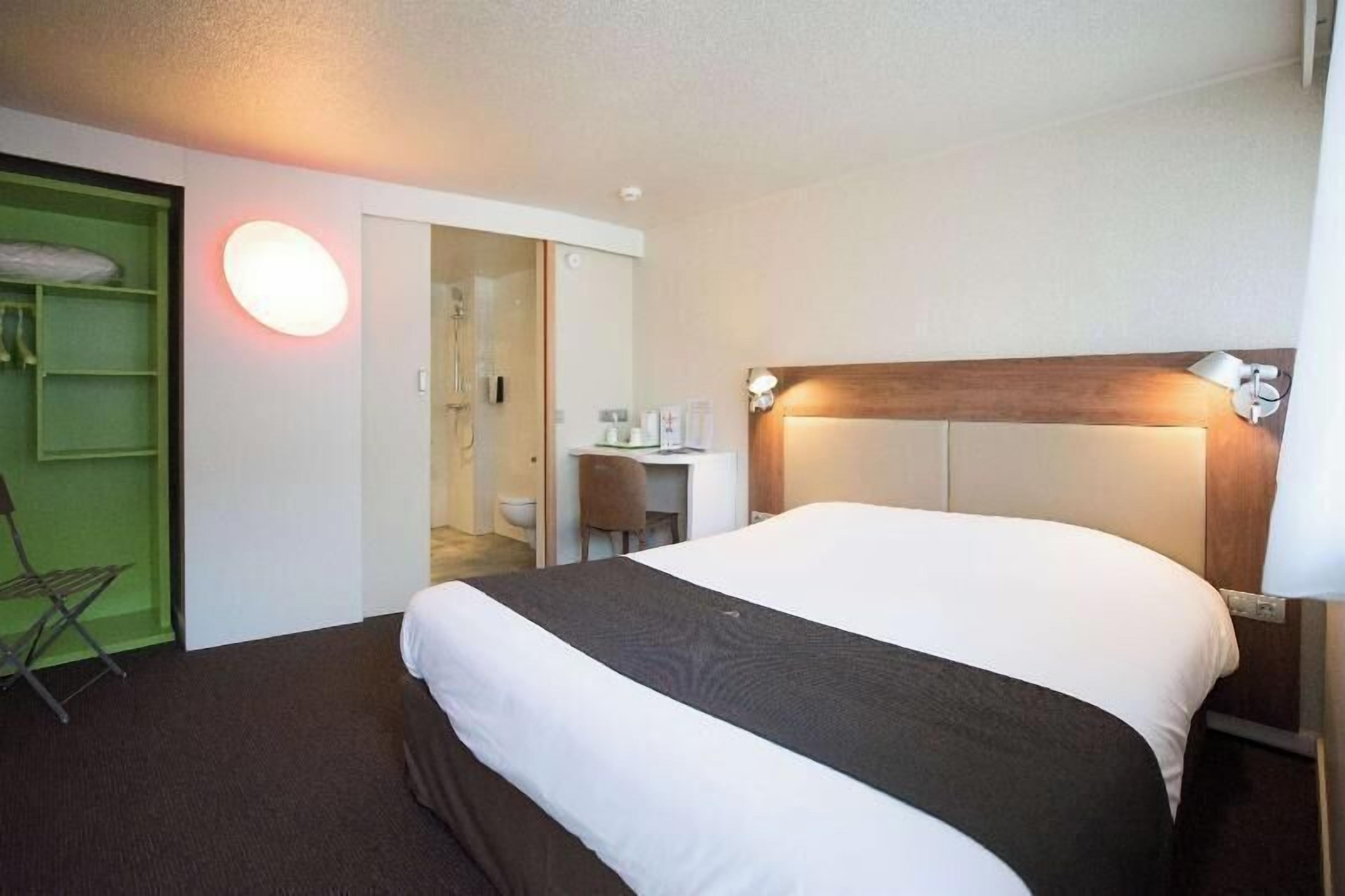 Desk, soundproofing, iron/ironing board, free cots/infant beds