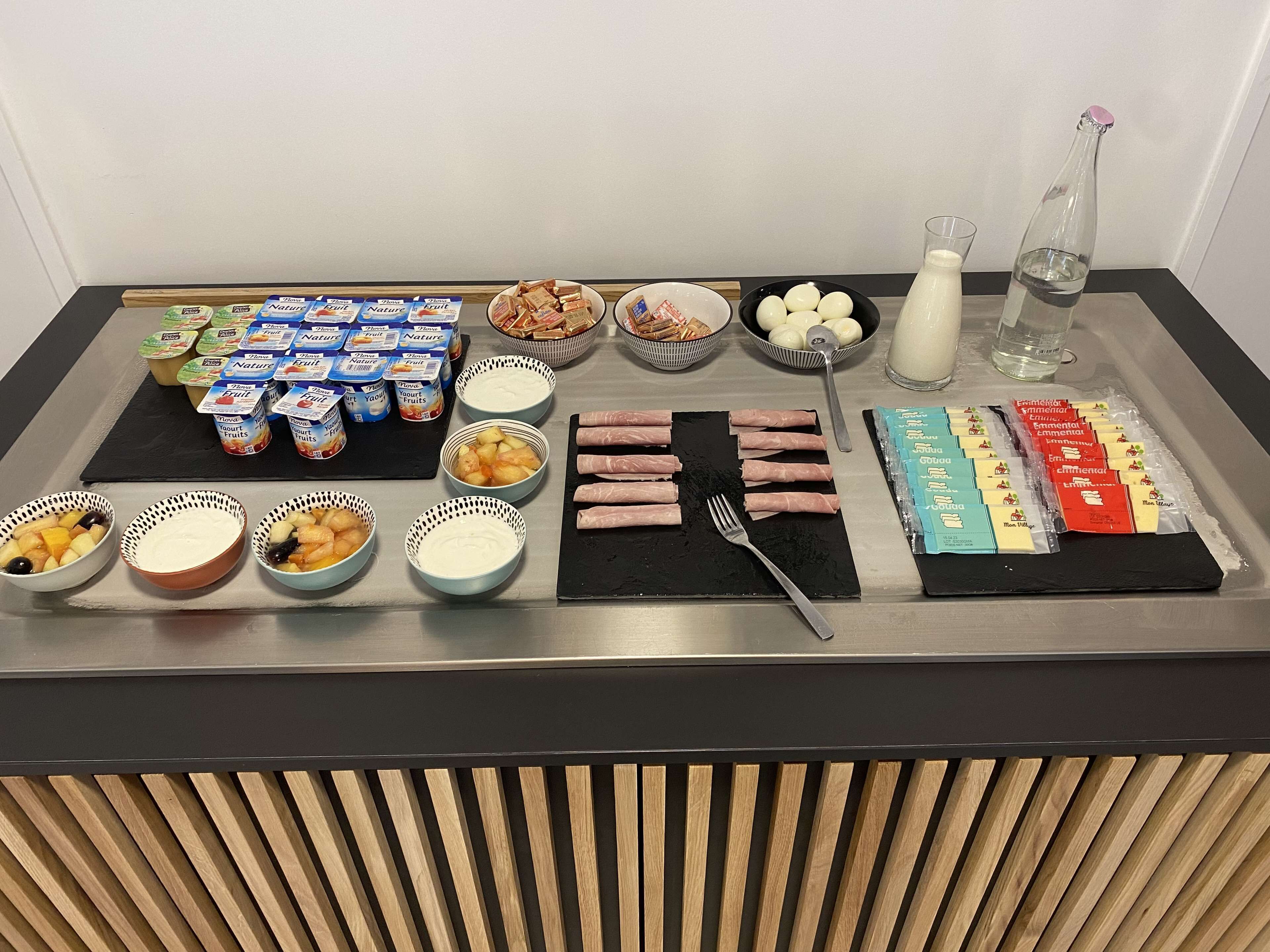 Een ontbijtbuffet met diverse etenswaren en drankjes.