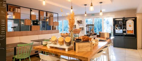 Frukostbuffé varje dag (EUR 14 per person)