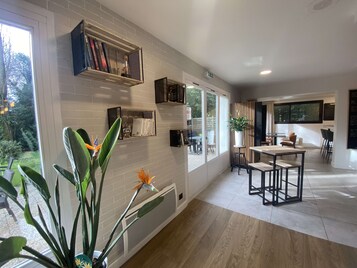 Breakfast and dinner served