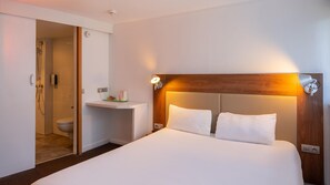 Kamar Standar, 1 Tempat Tidur Double | Meja kerja, kedap suara, dan setrika/meja setrika