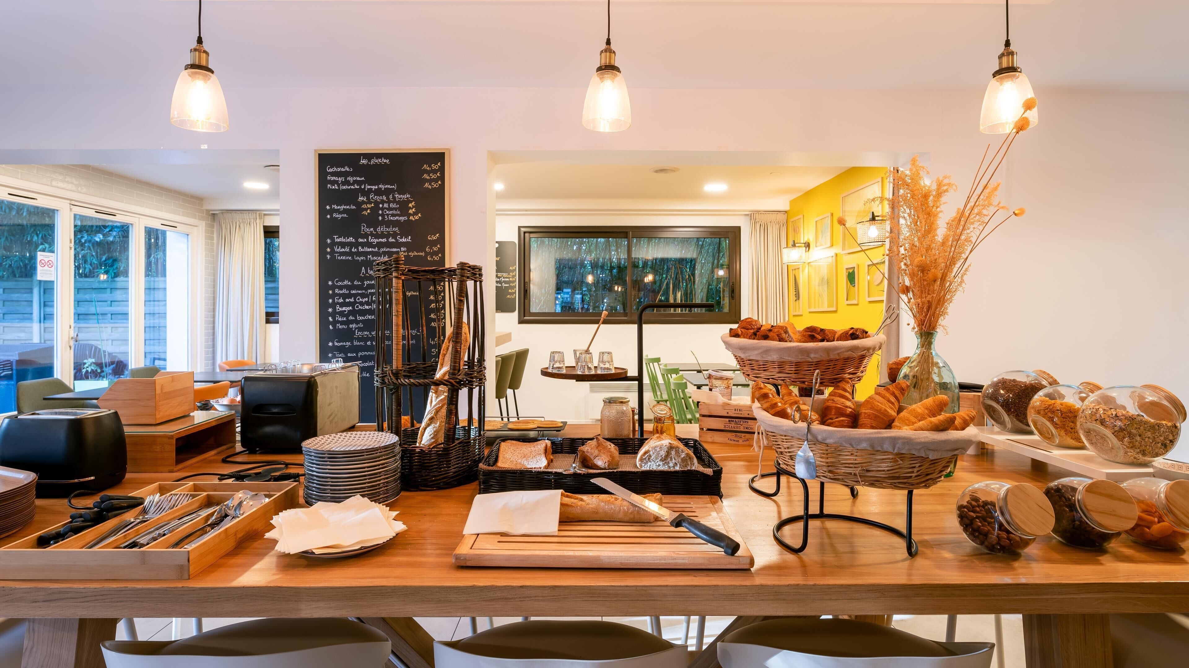 Un banco colazione con pane, pasticcini e condimenti.