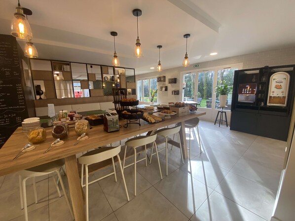 Desayuno buffet (EUR 14 por persona) 