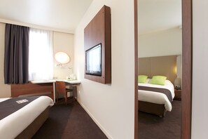 Hochwertige Bettwaren, Schreibtisch, Verdunkelungsvorhänge