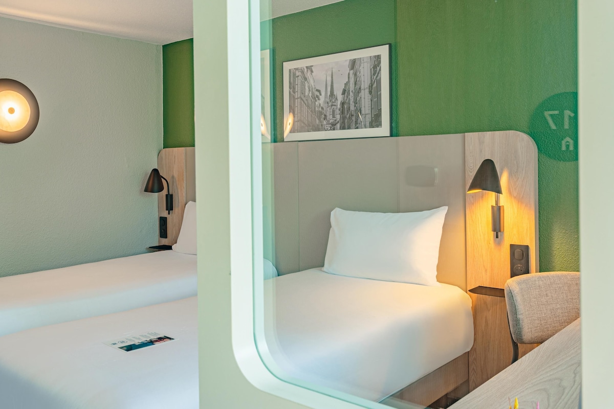 Standard Room, 2 Single Beds | Premium bedding, desk, blackout curtains
