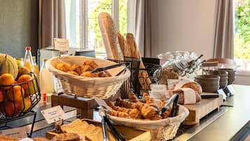 Daily buffet breakfast for a fee