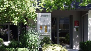 A hotel entrance with a sign for Campanile Hotel Restaurant. - Hotel Campanile Nantes Ouest - Saint Herblain (Saint-Herblain)