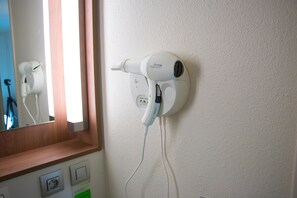 Ensemble douche/baignoire, articles de toilette écologiques