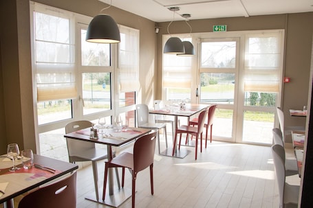 Restaurant. Hotel Campanile Nantes Est - Saint Sébastien Sur Loire