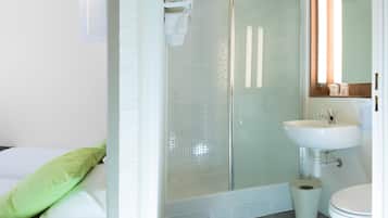 Bañera con ducha, artículos de tocador ecológicos, secador de pelo