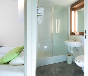 Een bad/douchecombinatie, milieuvriendelijke toiletartikelen