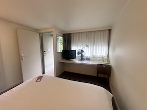 Standardzimmer, 1 Doppelbett | Hochwertige Bettwaren, Schreibtisch, Verdunkelungsvorhänge