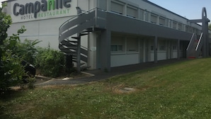 Un bâtiment moderne sur lequel on peut lire l’inscription « Hôtel-restaurant Campanile ».