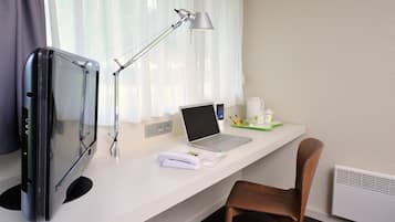 Ropa de cama de alta calidad, escritorio y cortinas blackout
