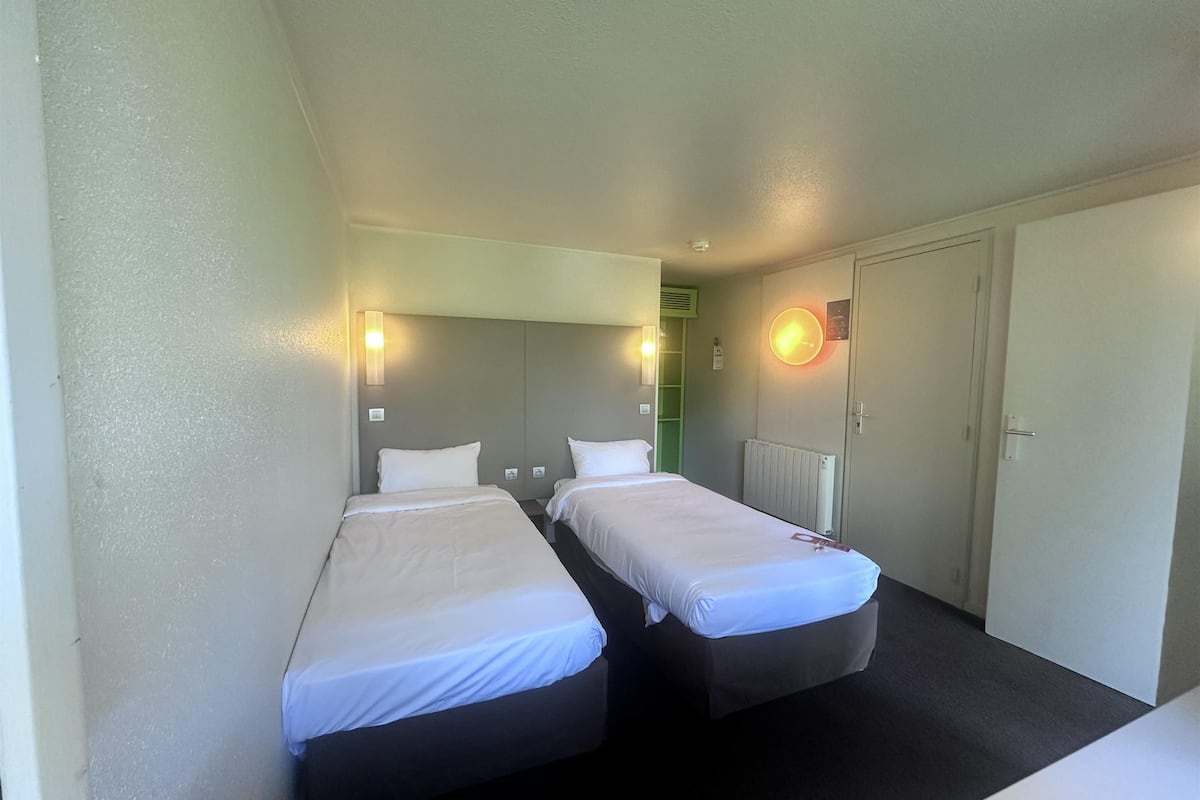 Standardzimmer, 2 Einzelbetten | Hochwertige Bettwaren, Schreibtisch, Verdunkelungsvorhänge