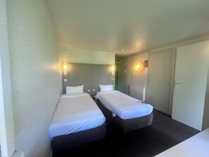 Ropa de cama de alta calidad, escritorio y cortinas blackout