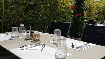 Se sirven comidas, cenas y cocina francesa