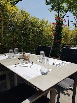 Lunch and dinner served, French cuisine