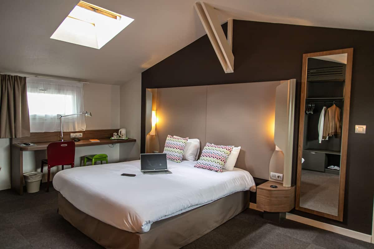 room, multiple beds | premium bedding, desk, laptop workspace, soundproofing