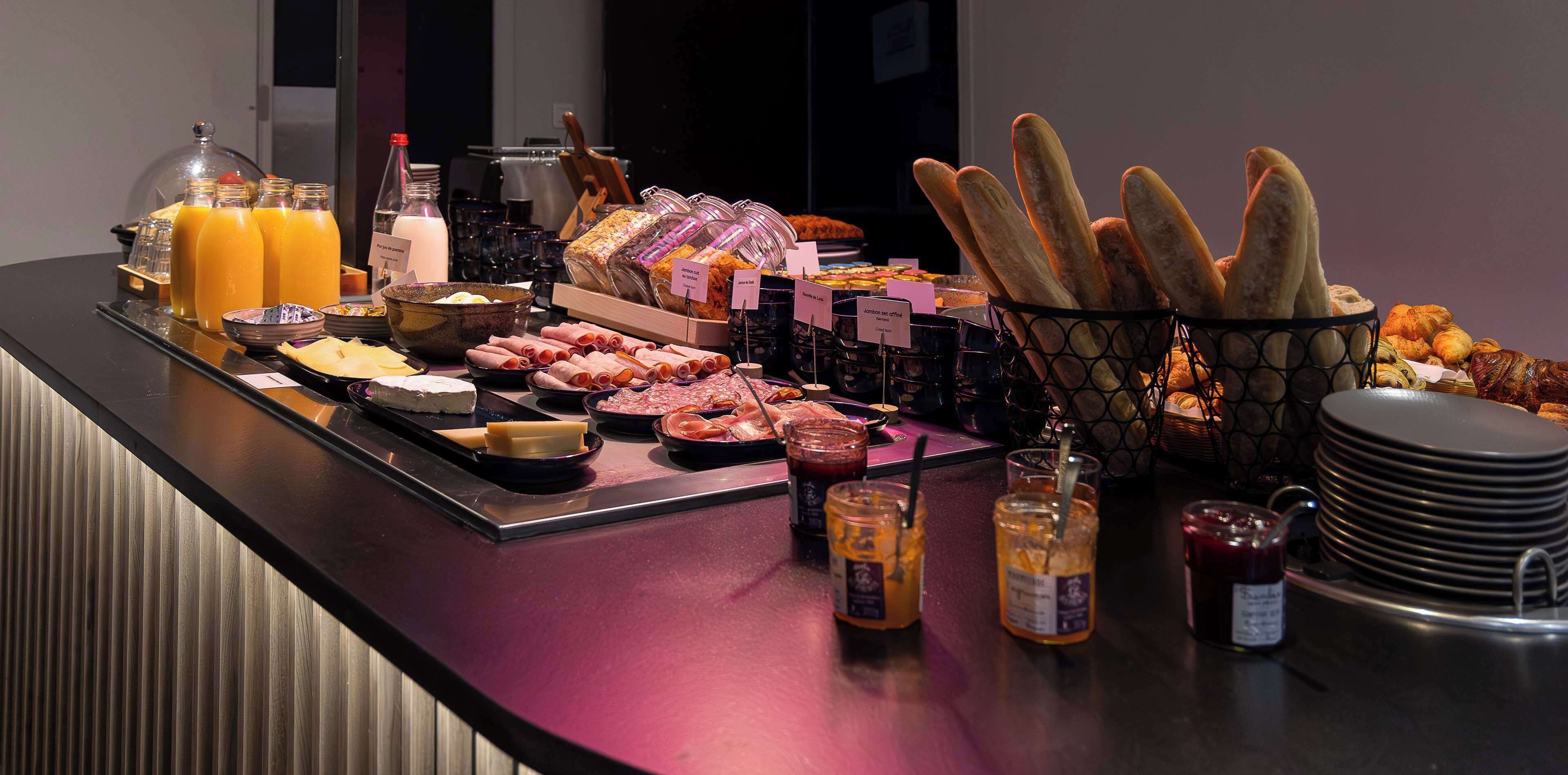 Ein reichhaltiges Frühstücksbuffet mit Speisen und Getränken.
