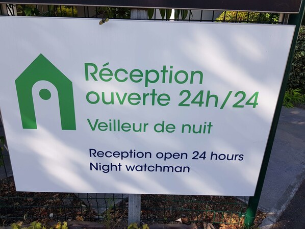 Señal que indica recepción las 24 horas con vigilante nocturno.