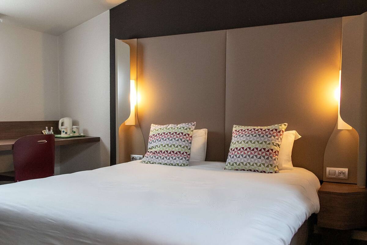 room, multiple beds | premium bedding, desk, laptop workspace, soundproofing