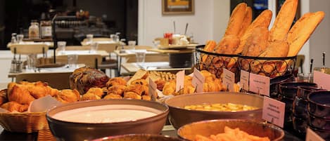 Tägliches Frühstücksbuffet (13.9 EUR pro Person)