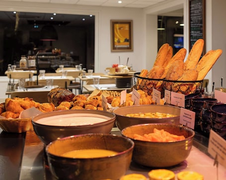 Desayuno buffet diario (EUR 13.9 por persona)