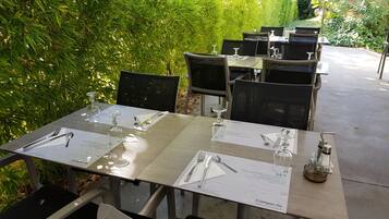 Se sirven comidas, cenas y cocina francesa