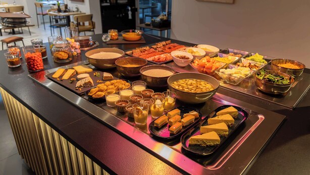 A buffet with various food items and beverages. - Hotel Campanile Toulouse - Blagnac Aéroport (Blagnac)