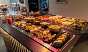 Un bufé con diferentes opciones de comida y bebidas.