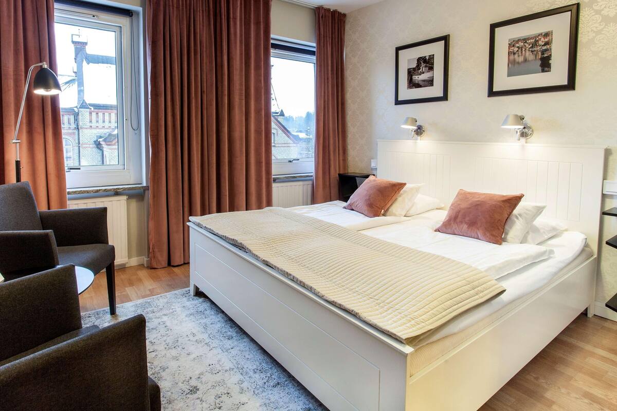 Desk, free WiFi, bed sheets
