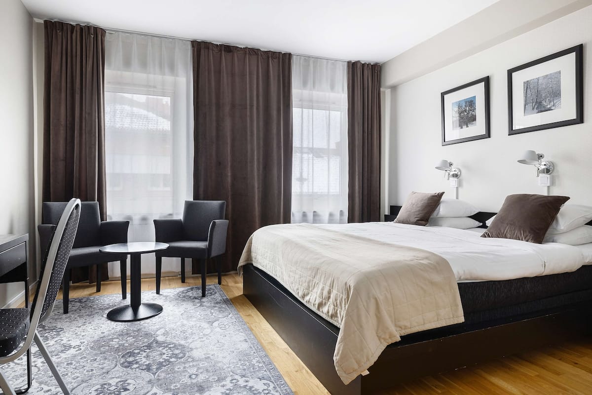 Een bureau, gratis wifi, beddengoed