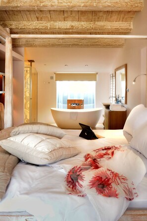 Suite, 1 queensize bed | Een minibar, individueel gedecoreerd, individueel gemeubileerd