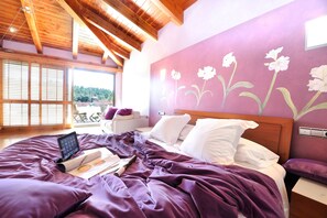 Minibar, individually decorated, individually furnished, soundproofing