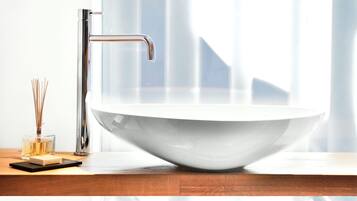 Suite, 1 llit de matrimoni | Bany | Articles de tocador gratuïts, assecador de cabells i barnussos