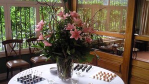 A table with food items and a vase of flowers. - Hotel Quinta de los Cedros (Madrid)