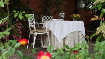 Petit-déjeuner buffet servi tous les jours en supplément