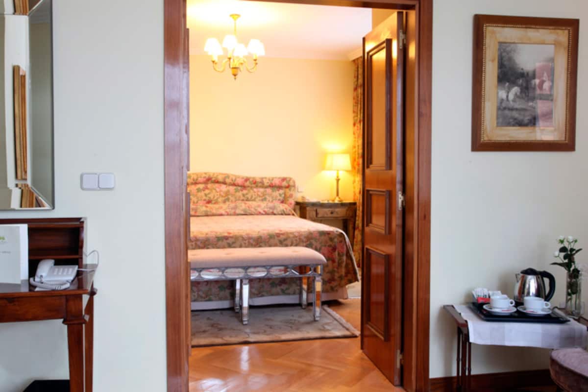 Suite | Minibar, brankas, tempat tidur bayi gratis, dan Wi-Fi gratis