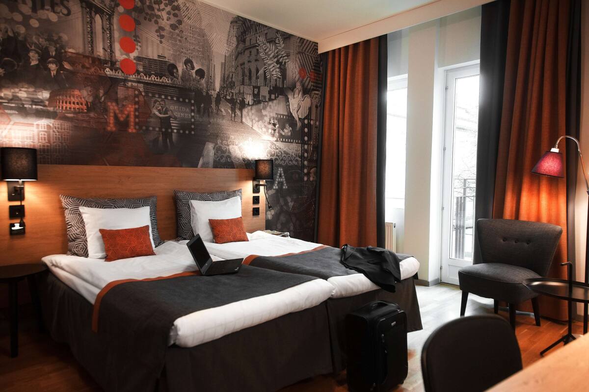 twin room | desk, iron/ironing board, free wifi, bed sheets