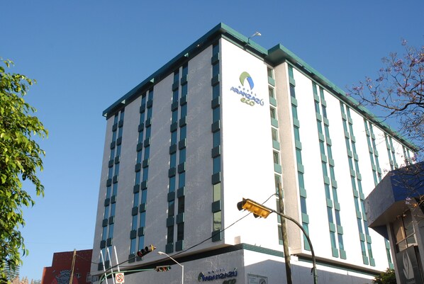 Un grand immeuble sur lequel on peut lire l’inscription : « Hôtel Aranzazu Eco ».