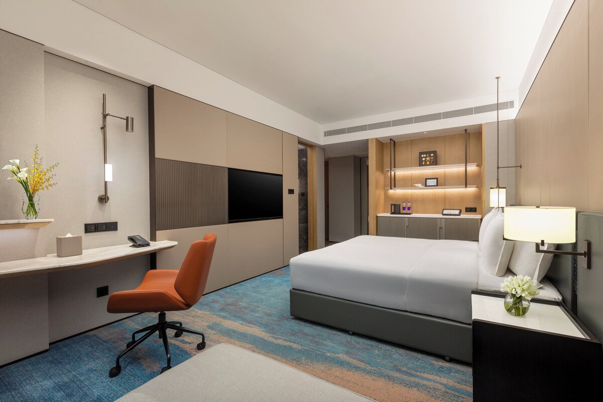 Premium Room, 1 King Bed, Club lounge access