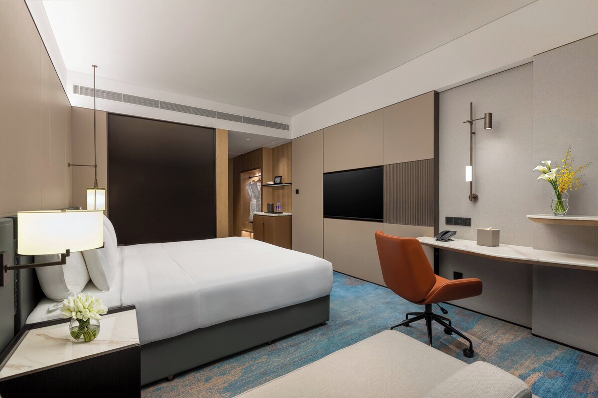 Standard Room, 1 King Bed, Club lounge access