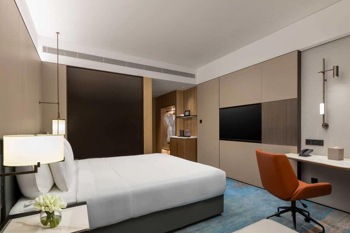 Standard Room, 1 King Bed