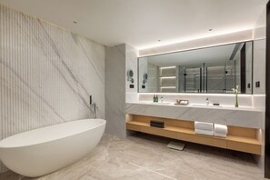 Royal Suite | Bathroom | Hair dryer - Crowne Plaza Dalian Kerren by IHG (Dalian)